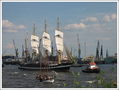 Die "Krusenstern" bei der Auslaufparade im Hamburger Hafen. Die "Krusenstern" bei der Auslaufparade im Hamburger Hafen.