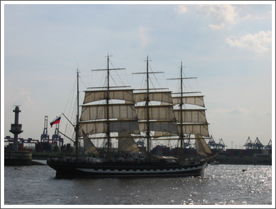 Die "Krusenstern" unter Segeln im Hamburger Hafen. Die "Krusenstern" unter Segeln im Hamburger Hafen.