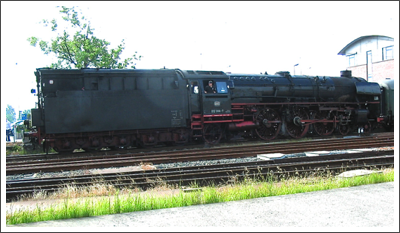 Schnellzug-Dampflock
012 066-7, 140 kmh schnell. Schnellzug-Dampflock
012 066-7, 140 kmh schnell.