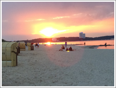 Menschen am Strand in der Abendsonne Menschen am Strand in der Abendsonne