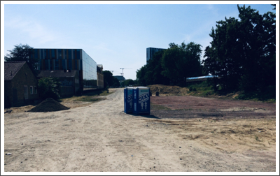 Zwei einsame Toiletten Zwei einsame Toiletten