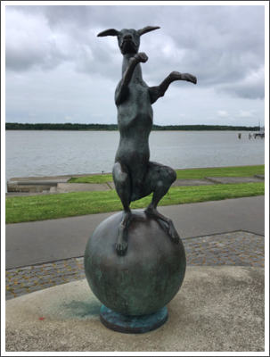 Kooler Hund, Teil der Skulpturen "Der Zirkus kommt" in Riebnitz. Kooler Hund, Teil der Skulpturen "Der Zirkus kommt" in Riebnitz.