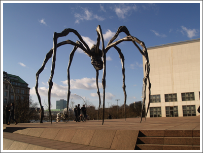 Riesenspinne in Hamburg,
ein Werk
von Louise Bourgeois
vor Kunsthalle Riesenspinne in Hamburg,
ein Werk
von Louise Bourgeois
vor Kunsthalle